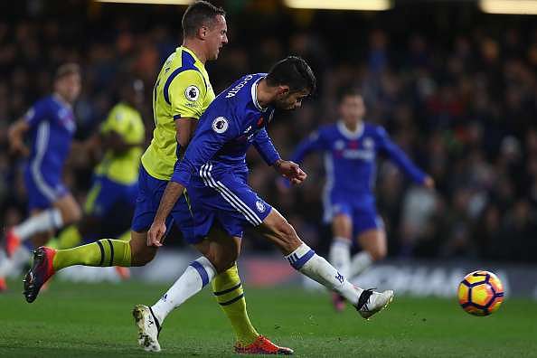 LONDON, ENGLAND - NOVEMBER 05: Diego Costa of Chelsea (R) shoots while under pressure from Phil Jagielka of Everton (L) during the Premier League match between Chelsea and Everton at Stamford Bridge on November 5, 2016 in London, England. (Photo by Clive Rose/Getty Images)